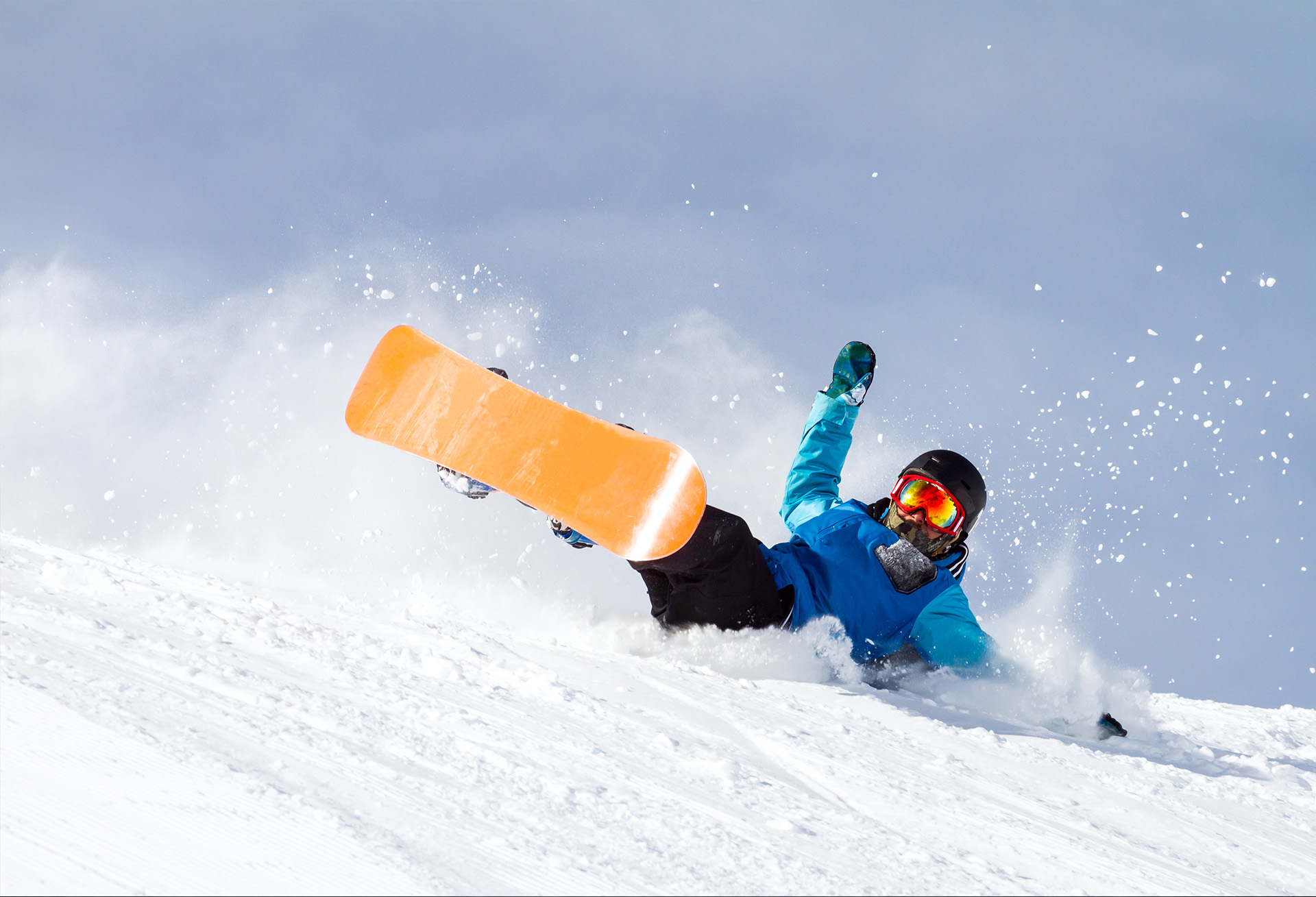 Freizeit Unfall beim Snowboarden mit passender Versicherung abgesichert